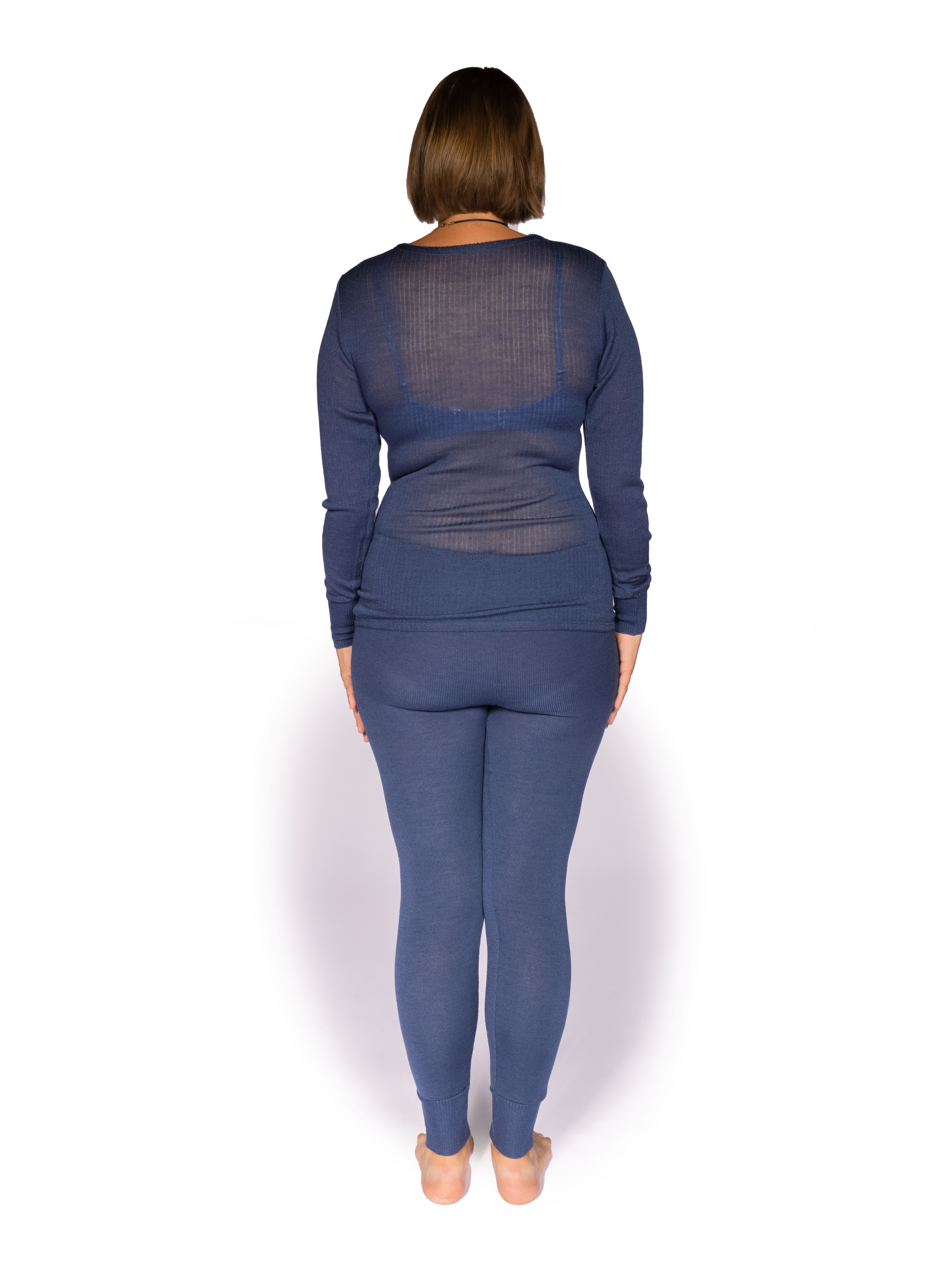 Rückansicht einer Frau in blauer Thermo-Unterwäsche, bestehend aus langärmligem Oberteil und Leggings