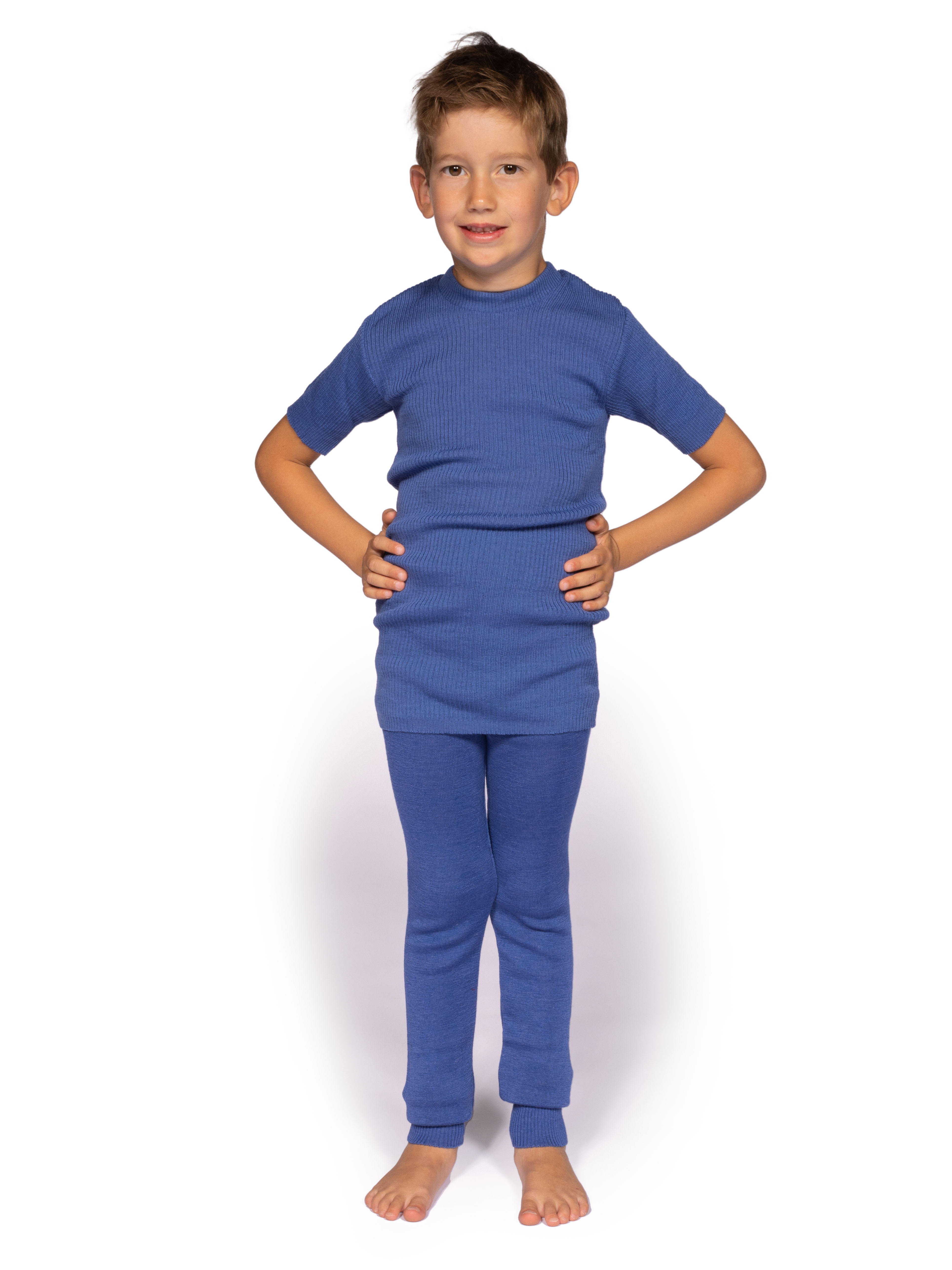 Thermo-Bekleidungsset für Kinder in Blau Kind in blauem Thermo-Bekleidungsset mit langärmeliger Hose und T-Shirt