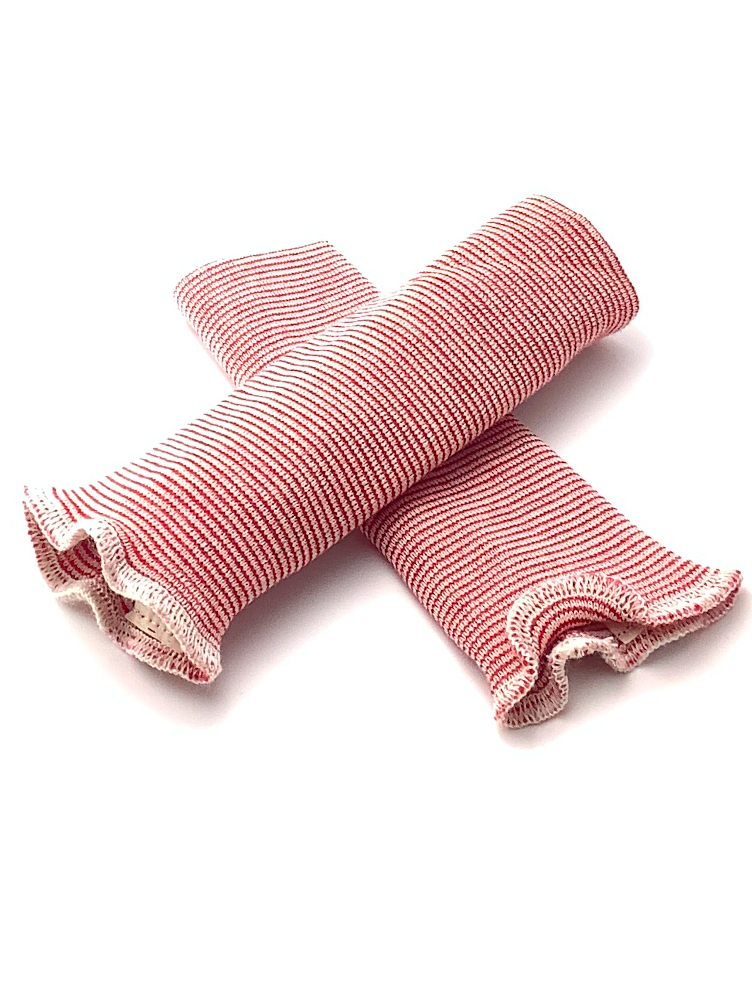 Rote gestreifte Strickstulpen mit Rüschenabschluss Zwei rote gestreifte Strickstulpen mit dekorativem Rüschenabschluss