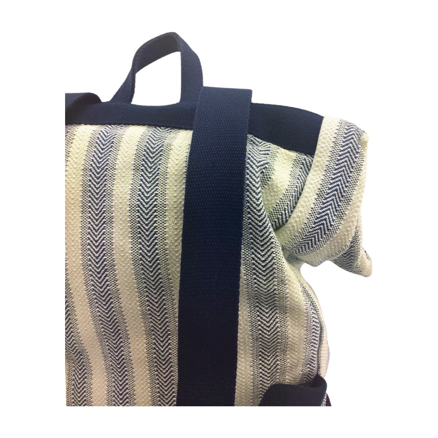 Gestreifter Rucksack mit blauem Trageband Nahaufnahme eines gestreiften Rucksacks mit blauem Trageband und Herringbone-Muster