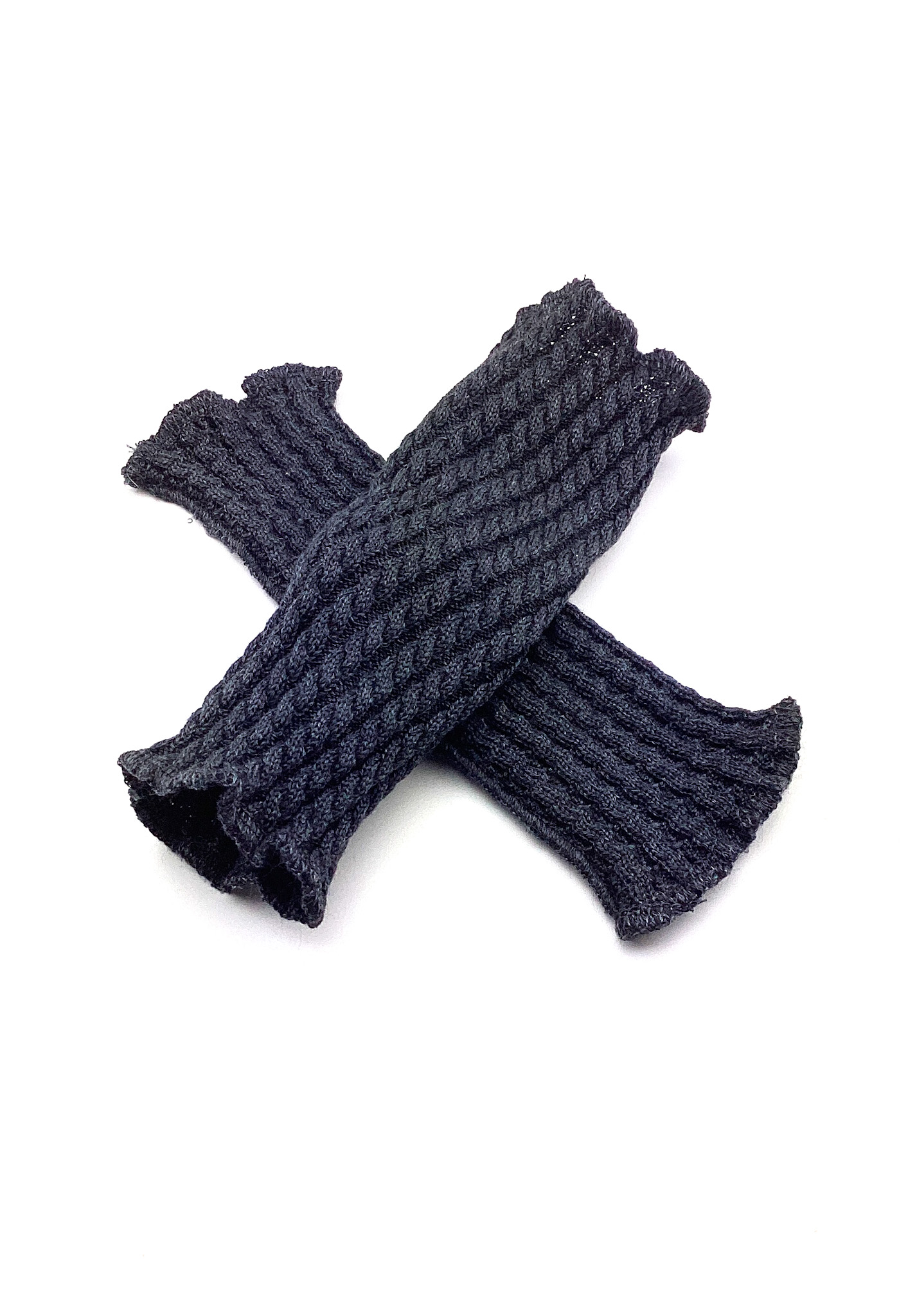 Warme gestrickte schwarze Stulpen für Damen Schwarze gestrickte Armstulpen aus Wolle auf weißem Hintergrund