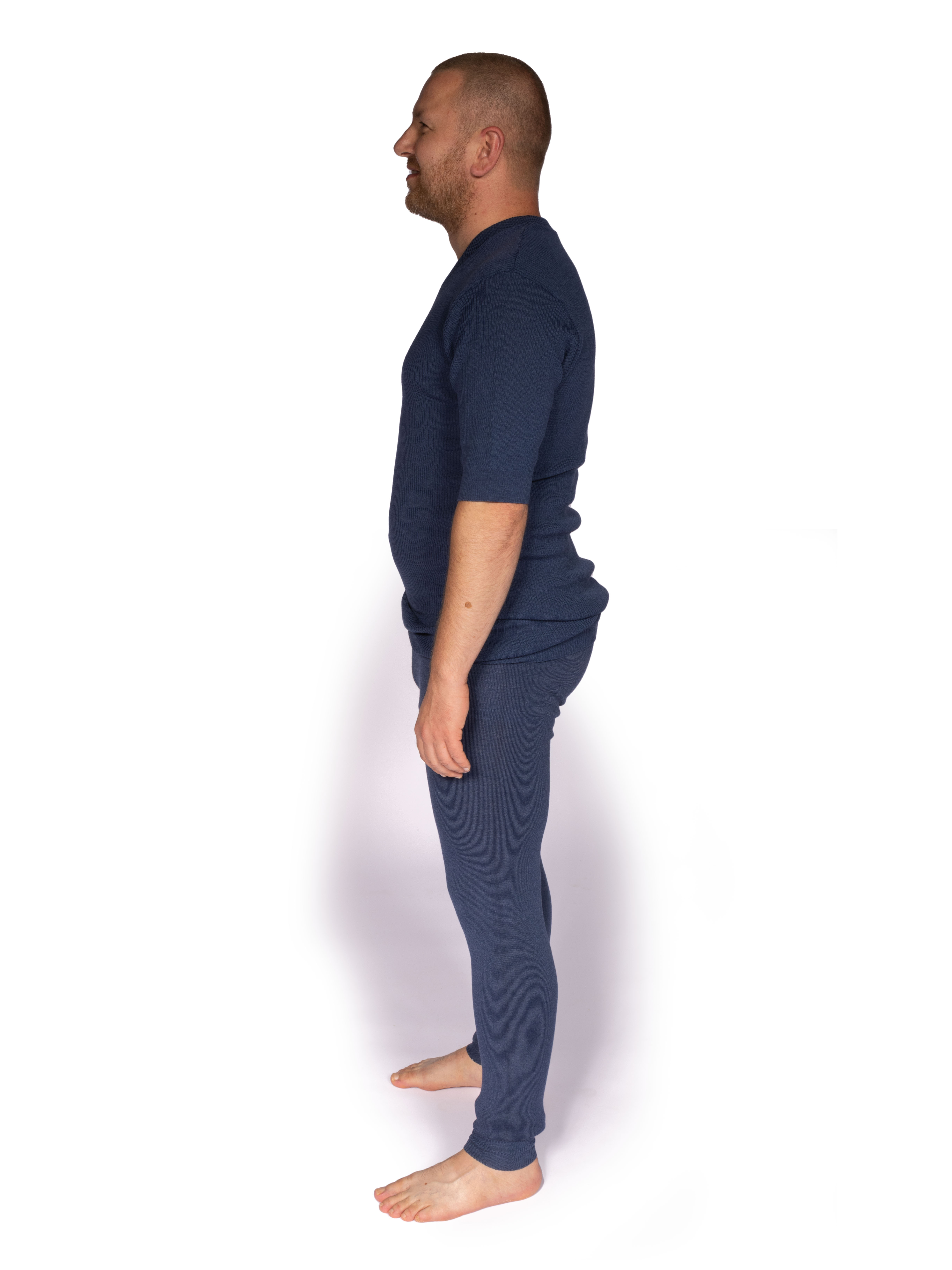 Bequeme Herren-Thermo-Unterwäsche in Blau im Seitprofil Mann in blauer Herren-Thermo-Unterwäsche, seitliche Ansicht