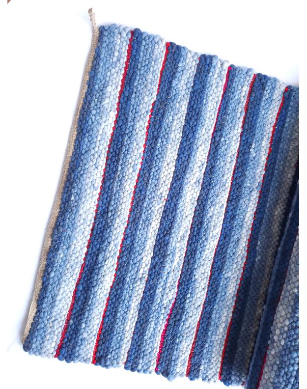 Blaue Streifen-Matte mit roten Akzenten Handgewebte blaue Matte mit Streifen und roten Akzenten