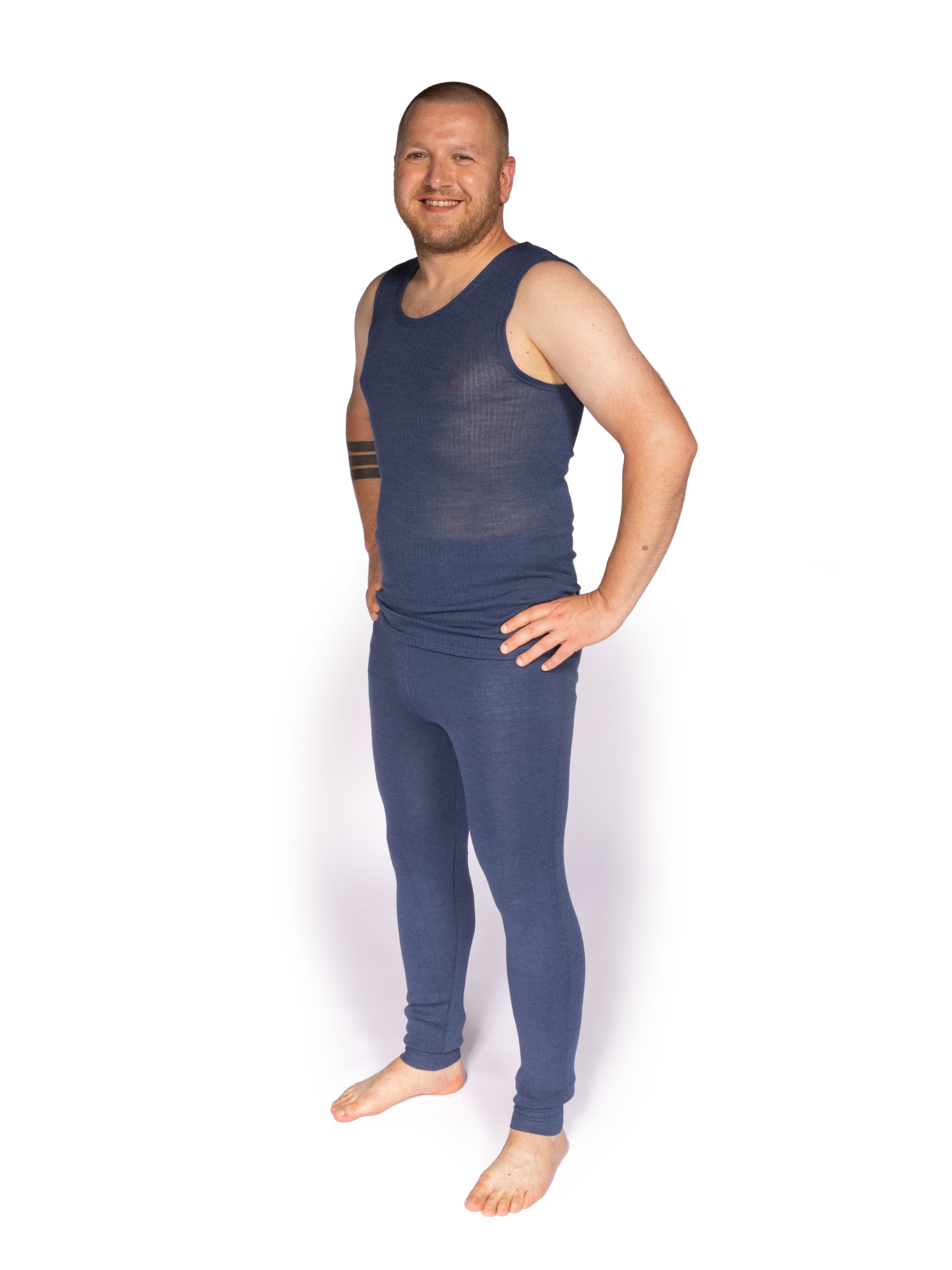 Blauer Herren-Unterwäsche-Set aus Baumwolle Mann in blauer Baumwollunterwäsche bestehend aus Tanktop und langer Hose