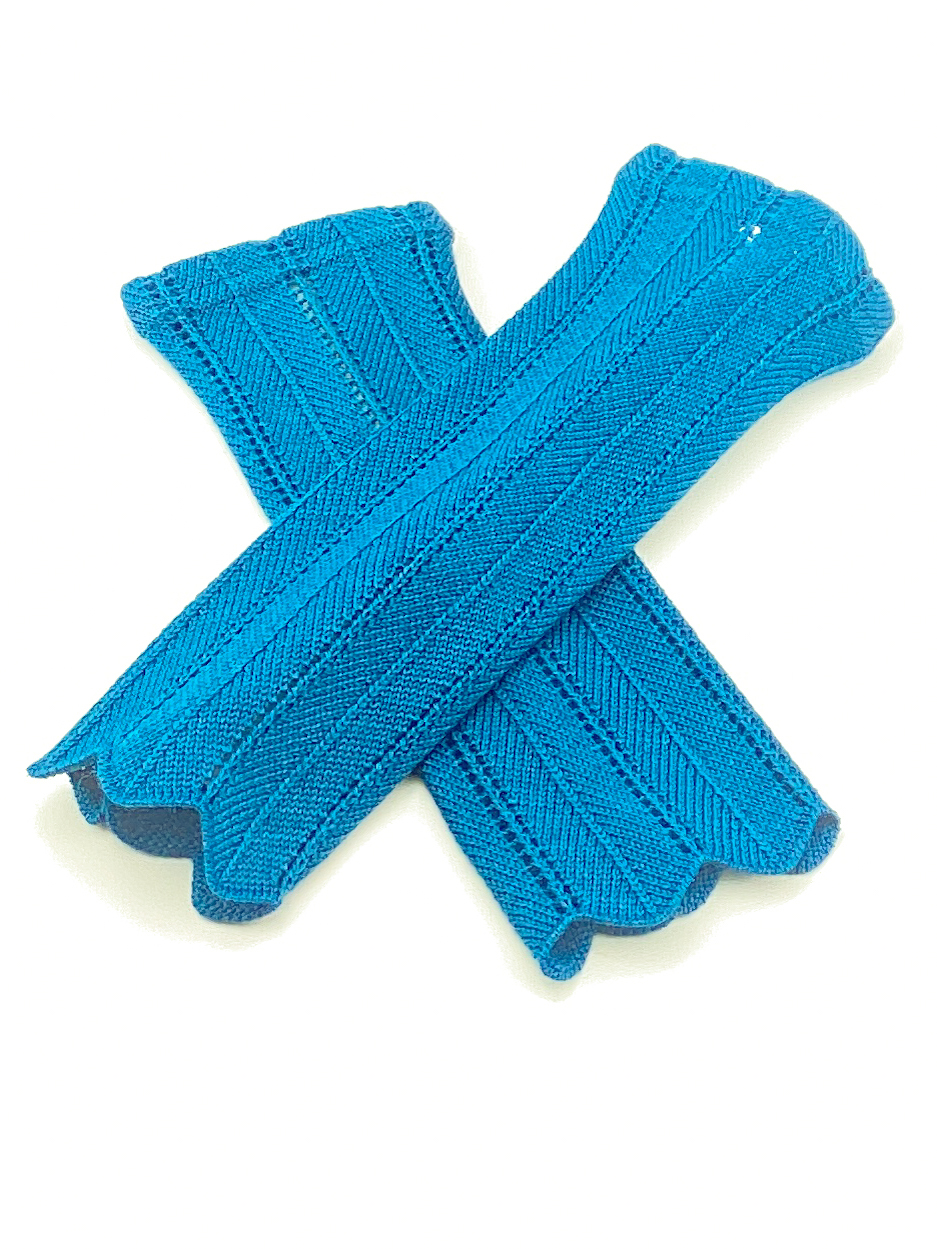 Blaue gestrickte Schweißbänder aus Baumwolle Ein Paar blaue, gestrickte Schweißbänder aus Baumwolle auf weißem Hintergrund