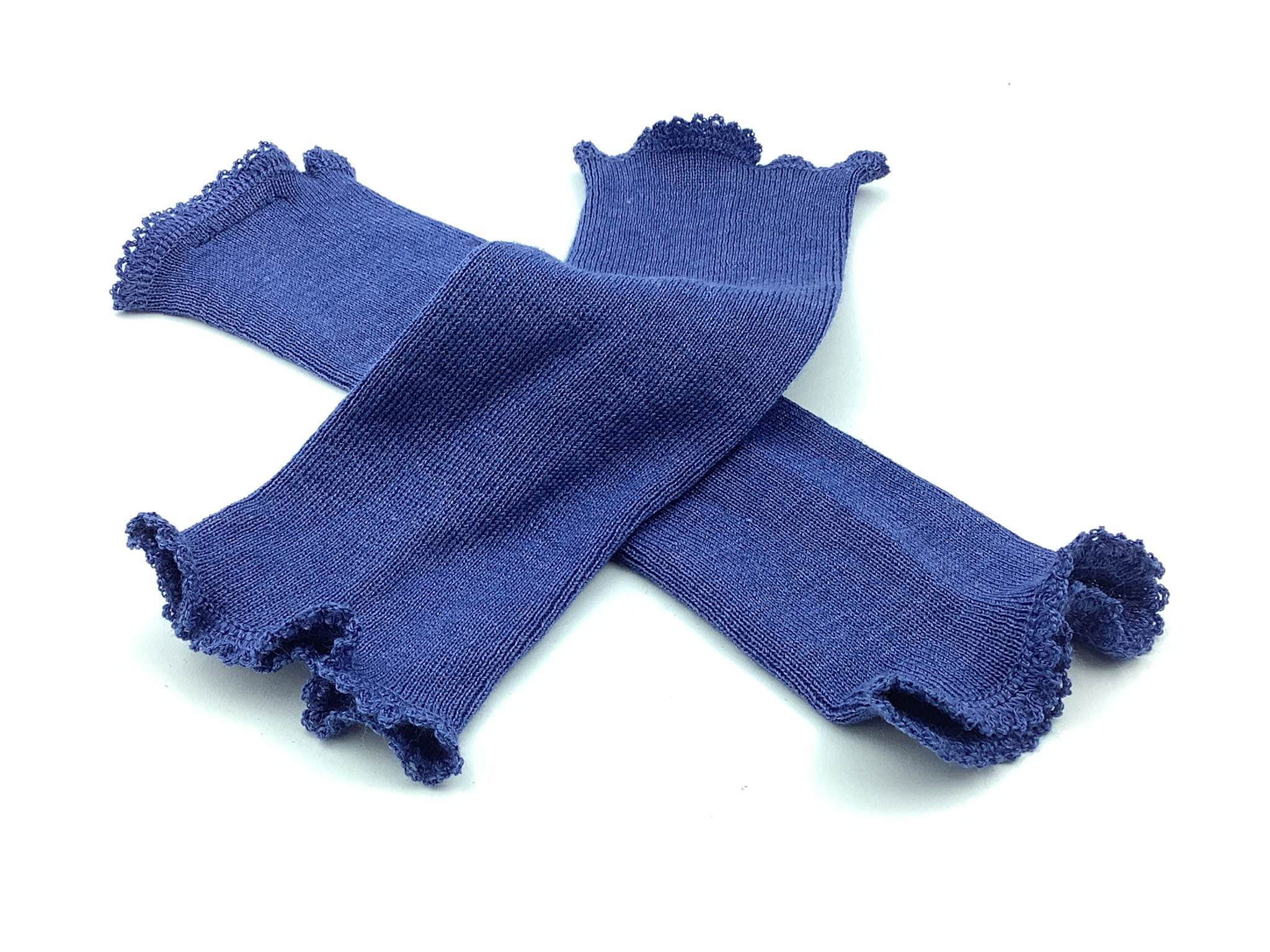 Blaue Strickstulpen mit welligem Rand Ein Paar blaue Strickstulpen mit dekorativem gewelltem Rand