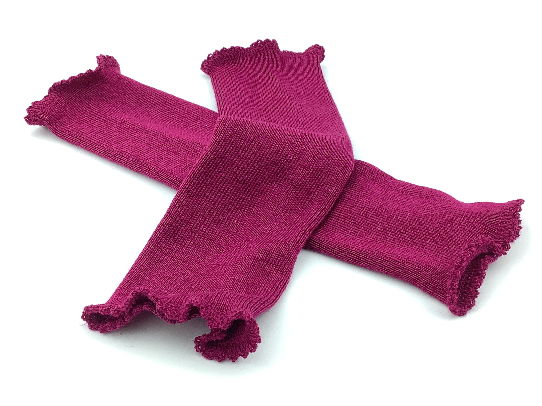 Zwei pinke Armstulpen aus Stoff mit einem dekorativen welligen Rand