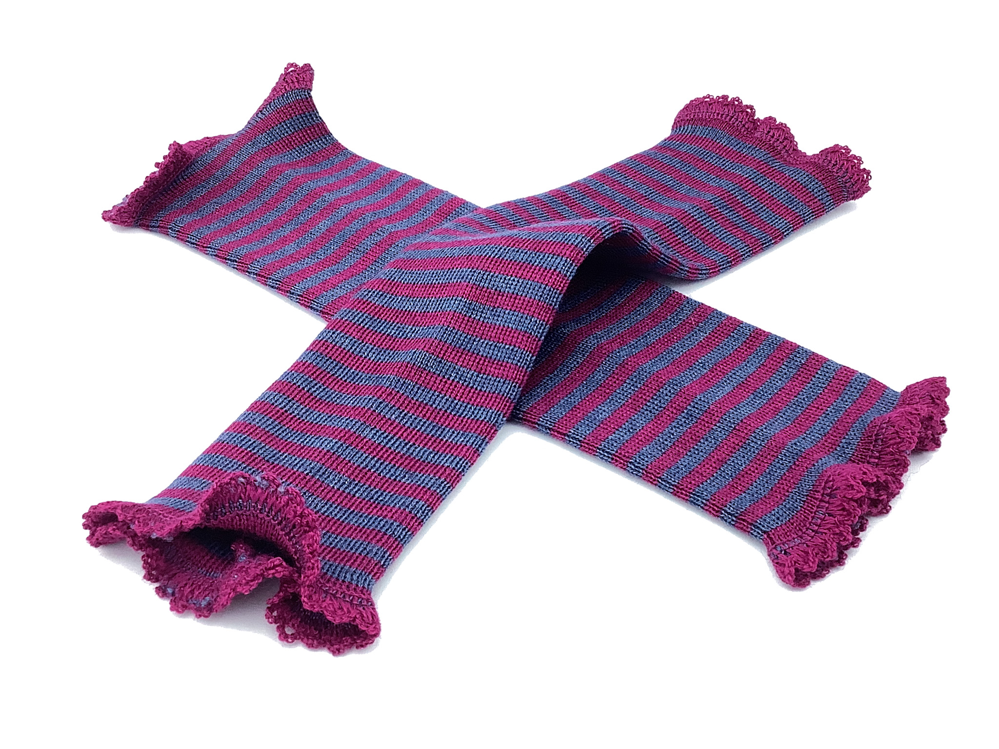 Gestreifte Armstulpen aus Wolle in Lila und Blau Gestreifte Armstulpen aus Wolle in Lila und Blau mit gerüschten Enden