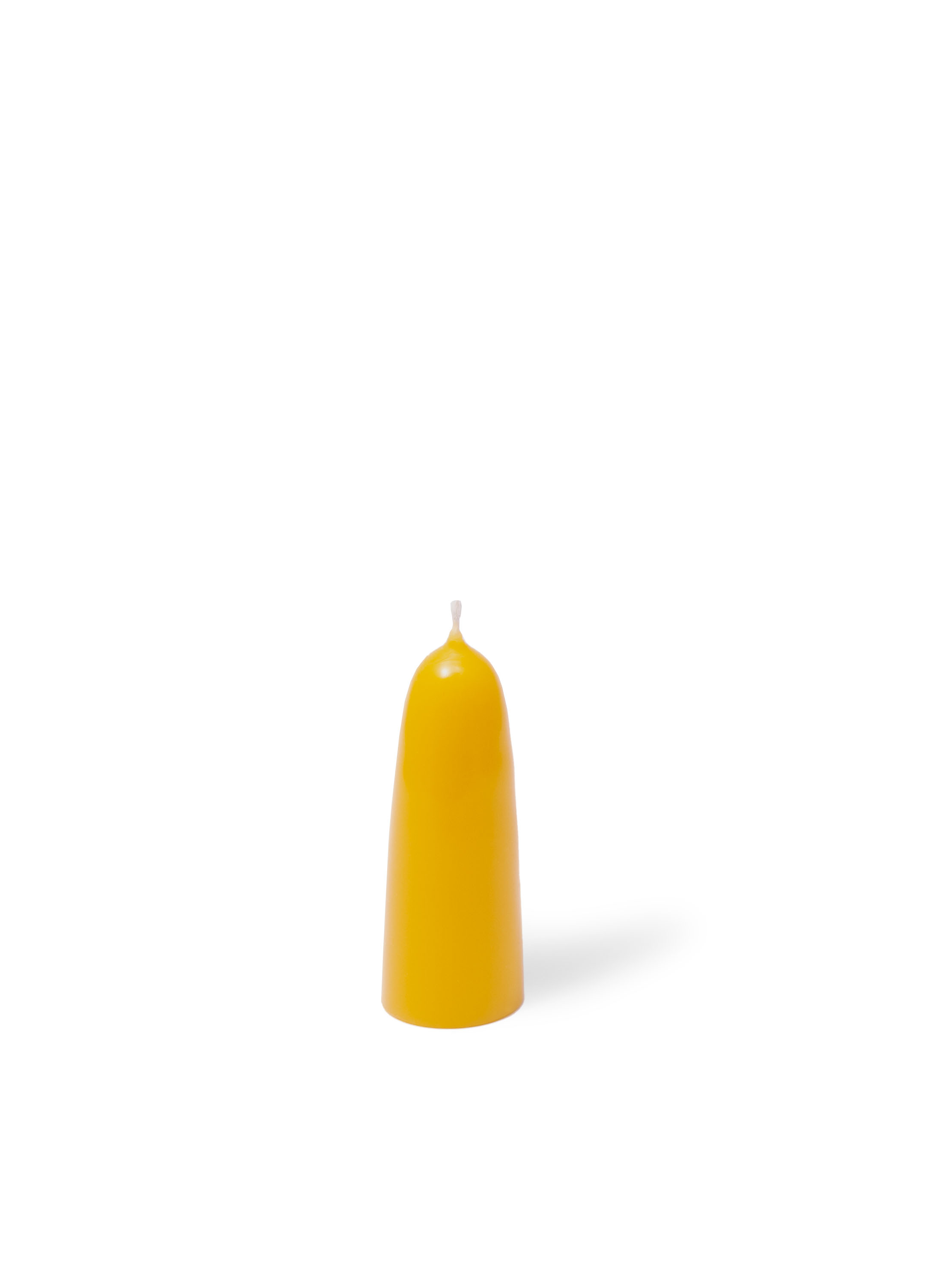 Gelbe dekorative Kerze Leuchtend gelbe Kerze, minimalistisch gestaltet