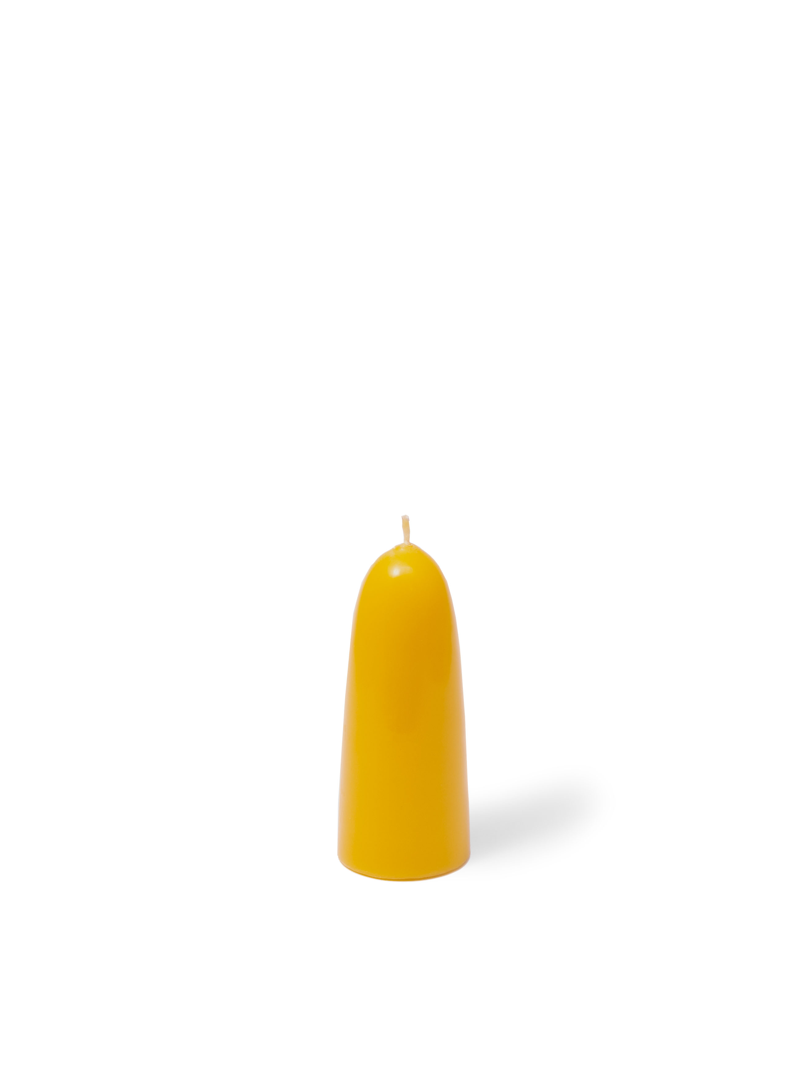 Leuchtend gelbe Dekokerze in einzigartiger Form Eine gelbe, konische Kerze mit glatter Oberfläche auf weißem Hintergrund