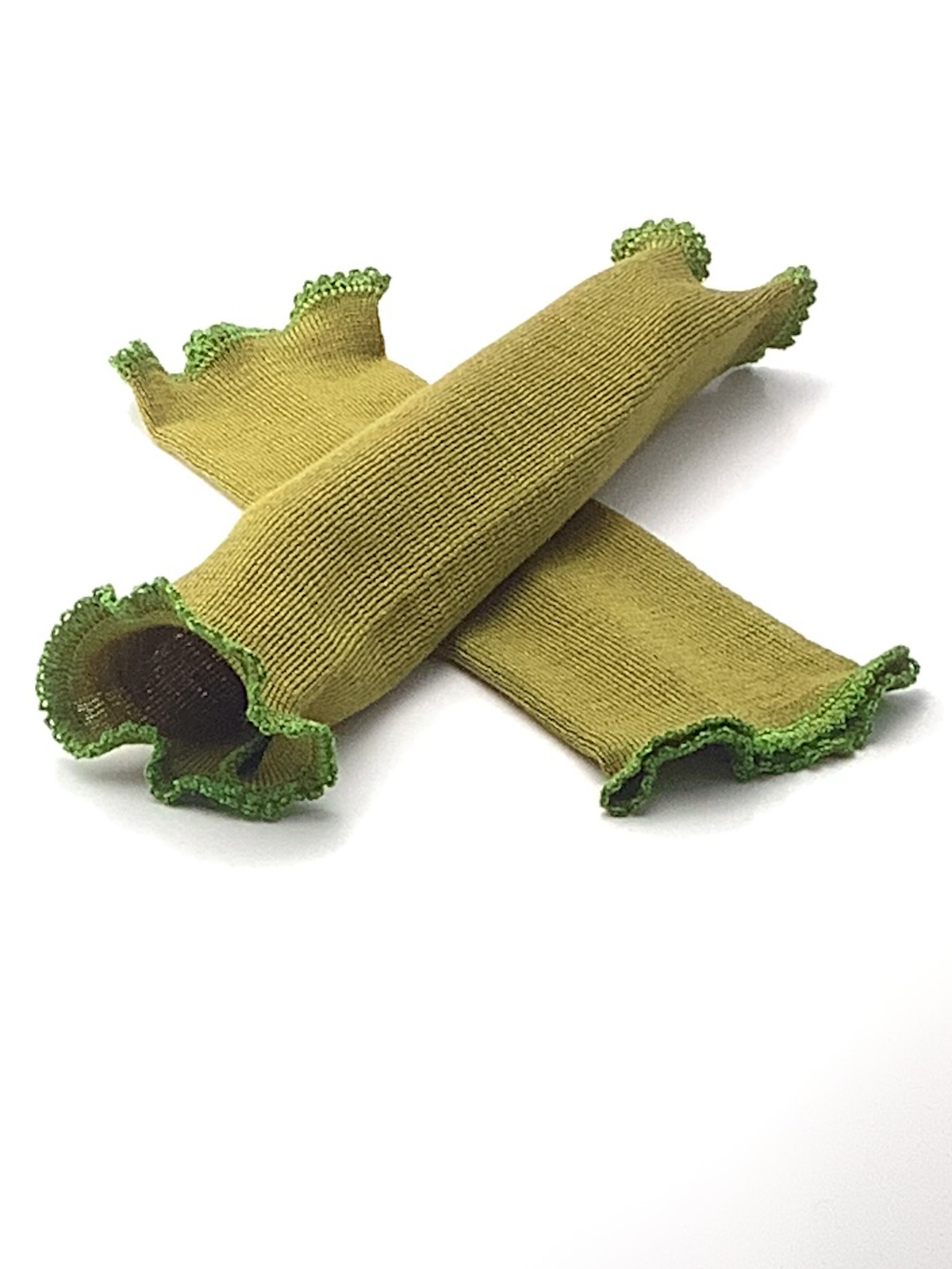 Stylische Strickstulpen in Grün mit Häkelabschluss Ein Paar grüne Strickstulpen mit dekorativem Häkelabschluss