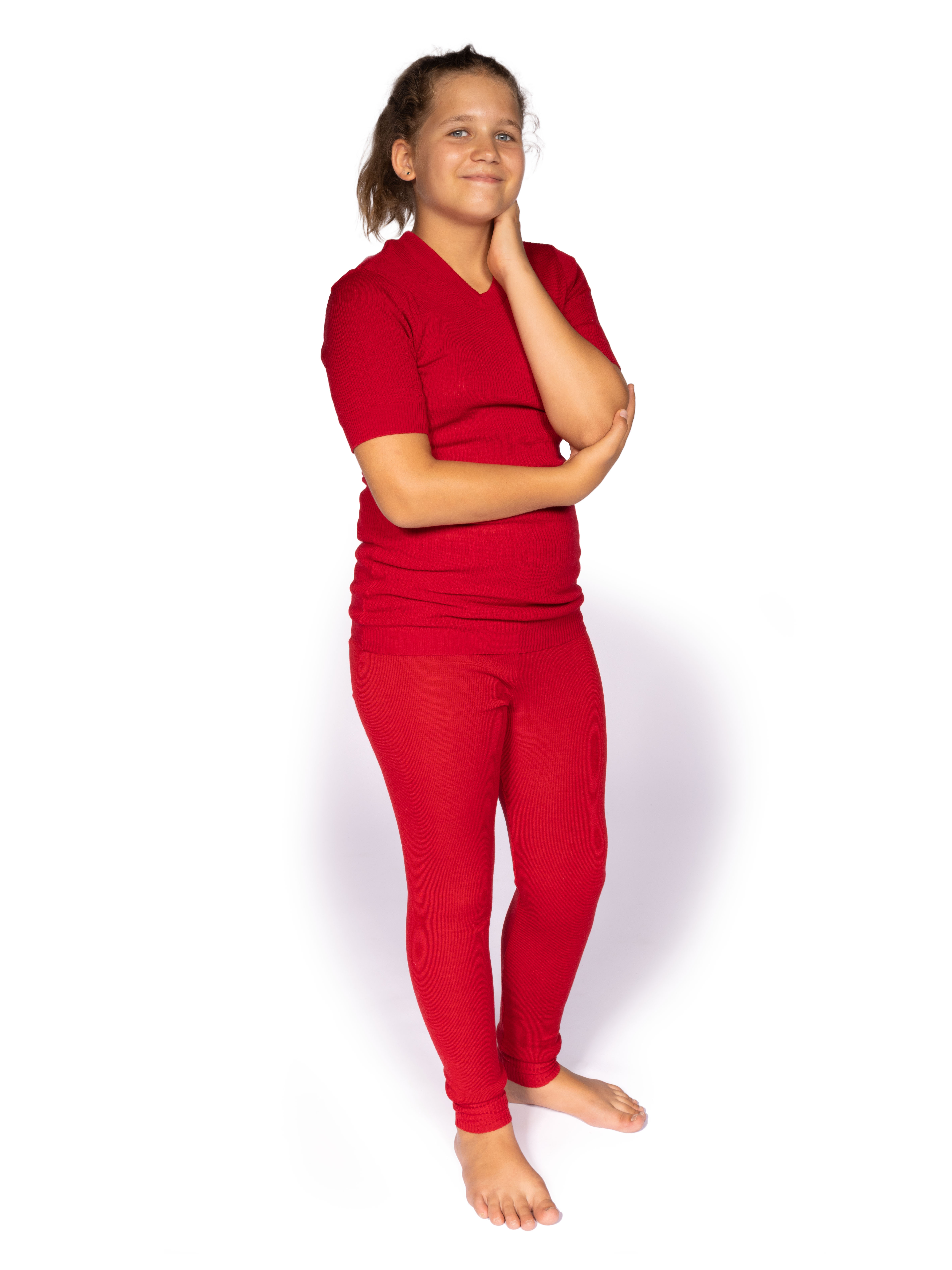 Kinder-Thermo-Unterwäsche-Set in Rot Mädchen trägt rotes Thermo-Unterwäsche-Set, bestehend aus Langarmshirt und Leggings
