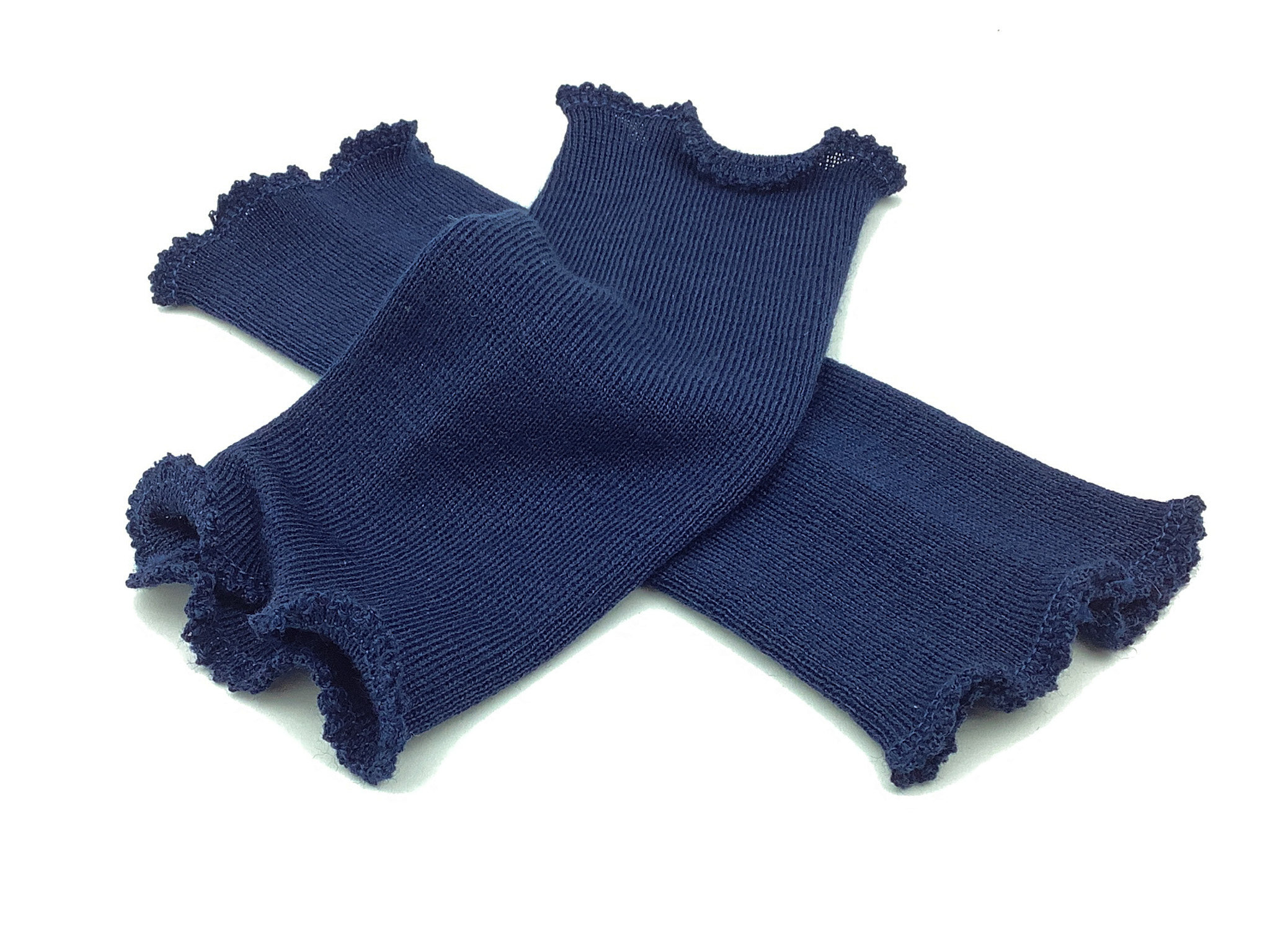 Zwei blaue Baumwollstulpen mit Rüschenrand auf weißem Hintergrund