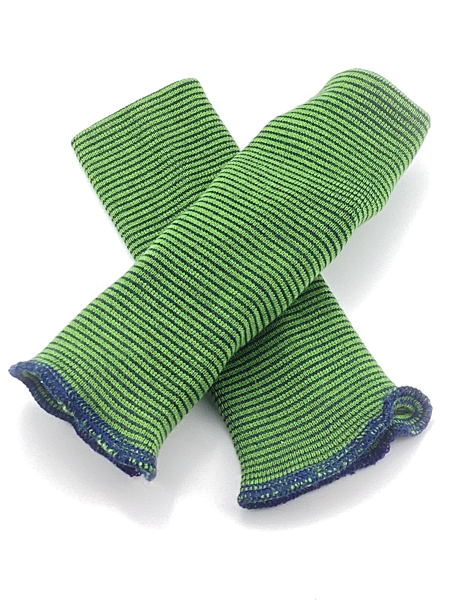 Grün-schwarze gestreifte Armstulpen aus Baumwolle Zwei grün-schwarze gestreifte Armstulpen aus weichem Baumwollstoff auf weißem Hintergrund. Sie sind modisch und warm.