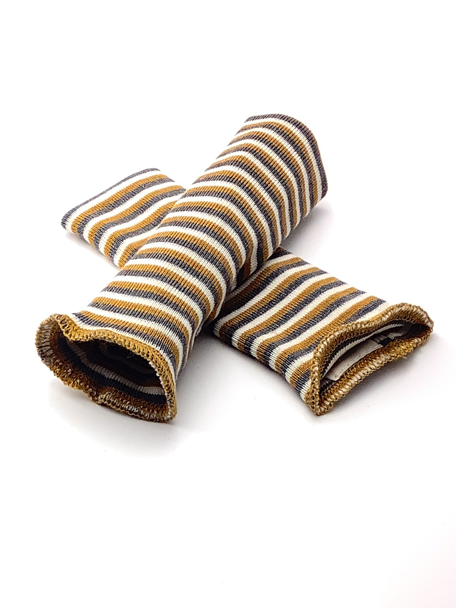 Gestreifte Armstulpen in Braun und Grau Zwei gestreifte Armstulpen in Braun und Grau auf weißem Hintergrund