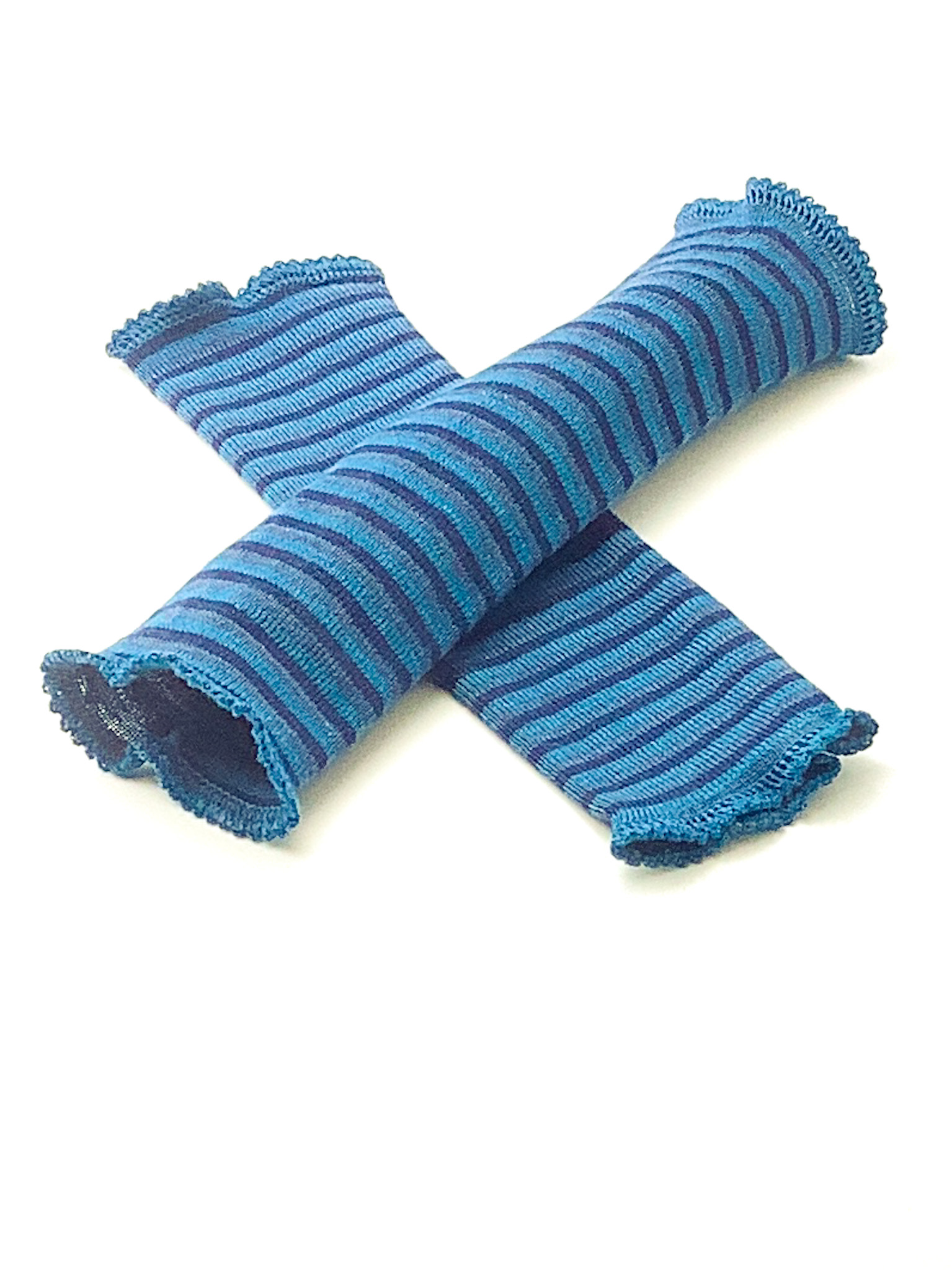 Gestreifte blaue Armstulpen aus elastischem Stoff Ein Paar gestreifte blaue Armstulpen aus elastischem Material auf weißem Hintergrund