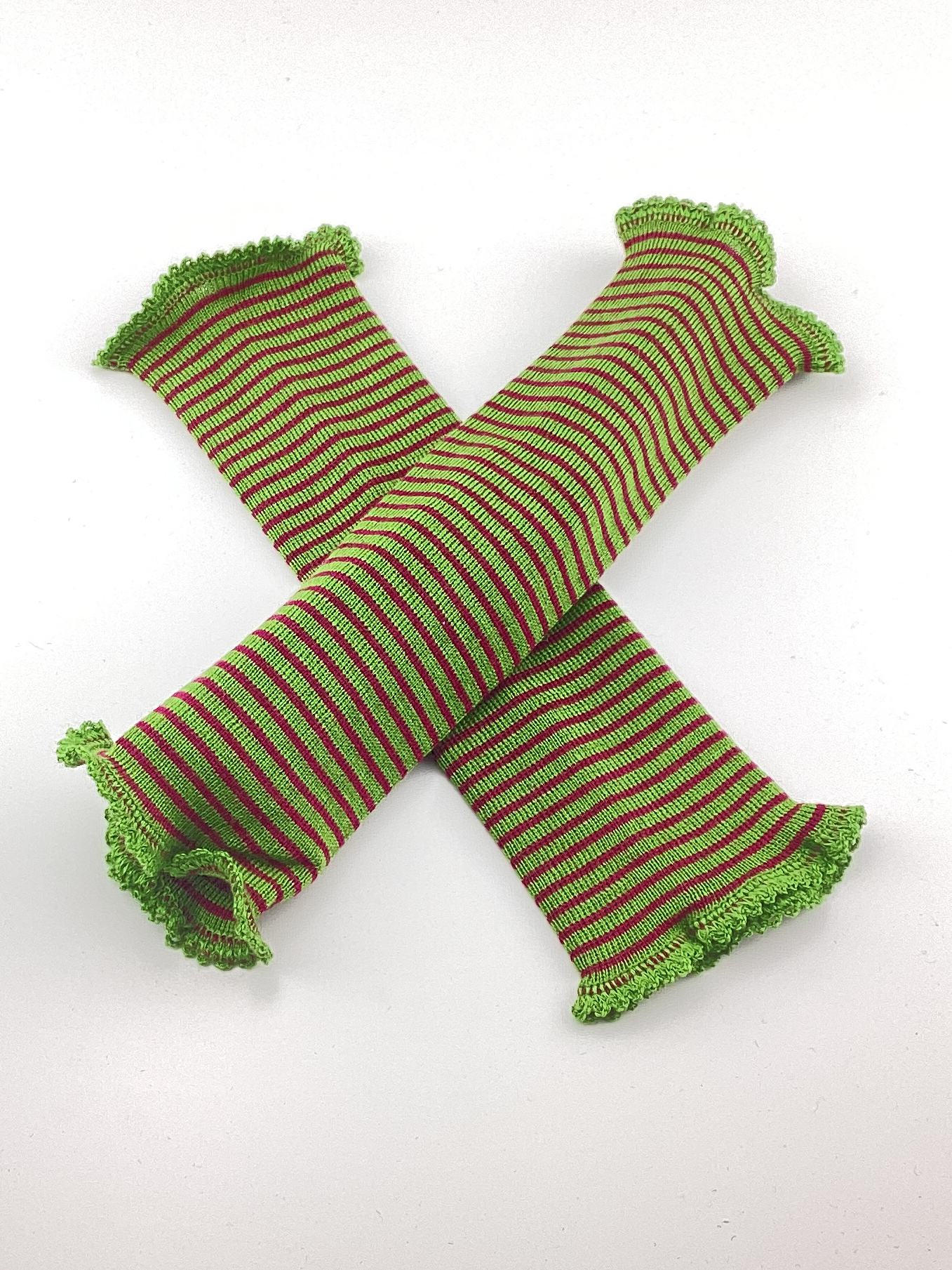 Gestreifte Armstulpen in Grün und Rot Zwei gestrickte Armstulpen im Streifendesign in den Farben Grün und Rot, mit Rüschenabschluss.