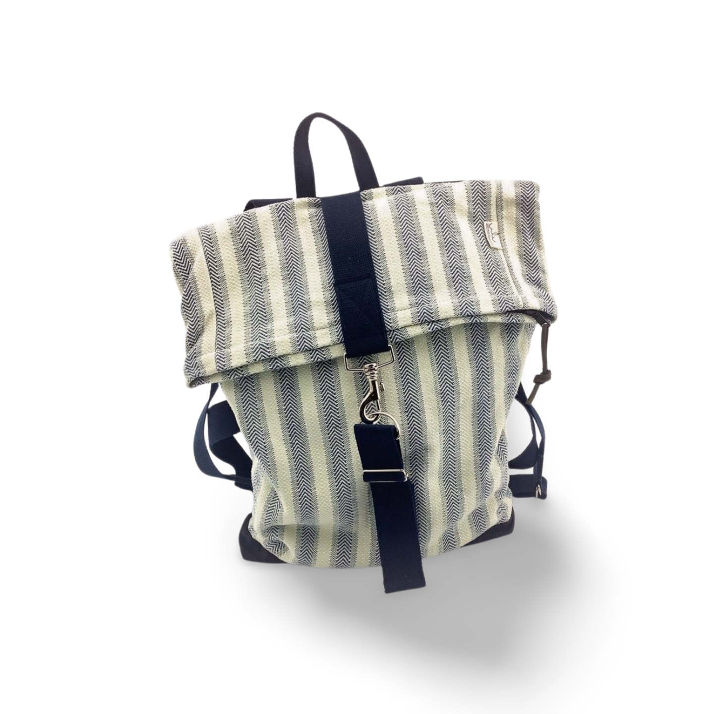 Stilvoller gestreifter Rucksack aus Textil mit Schnallenverschluss Rucksack mit vertikalen Streifen und Schnallenverschluss in Blau und Weiß auf weißem Hintergrund