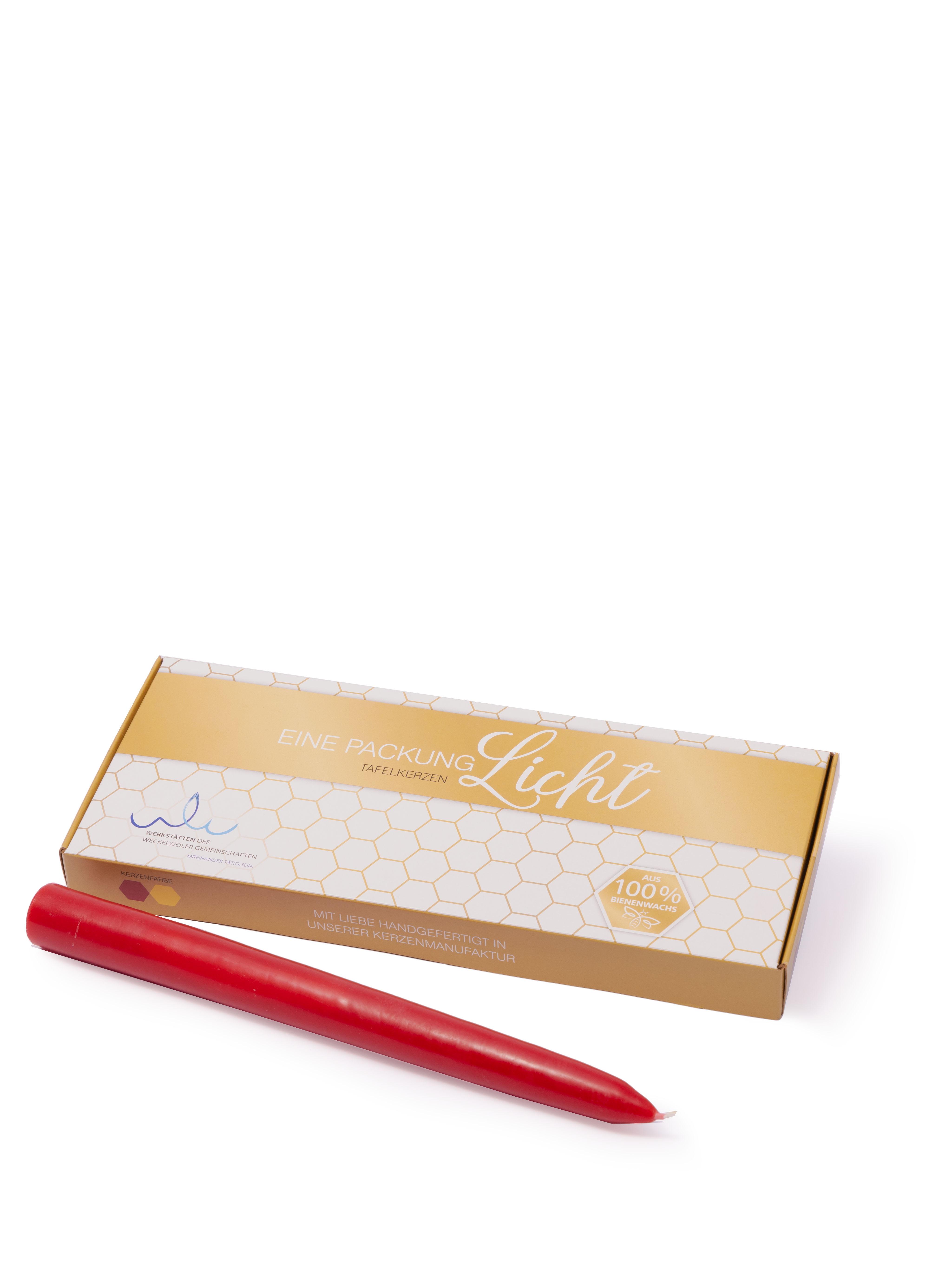 Rote Tafelkerze aus 100% Bienenwachs Rote Tafelkerze vor Verpackung mit der Aufschrift 'Eine Packung Licht', handgefertigt aus Bienenwachs.