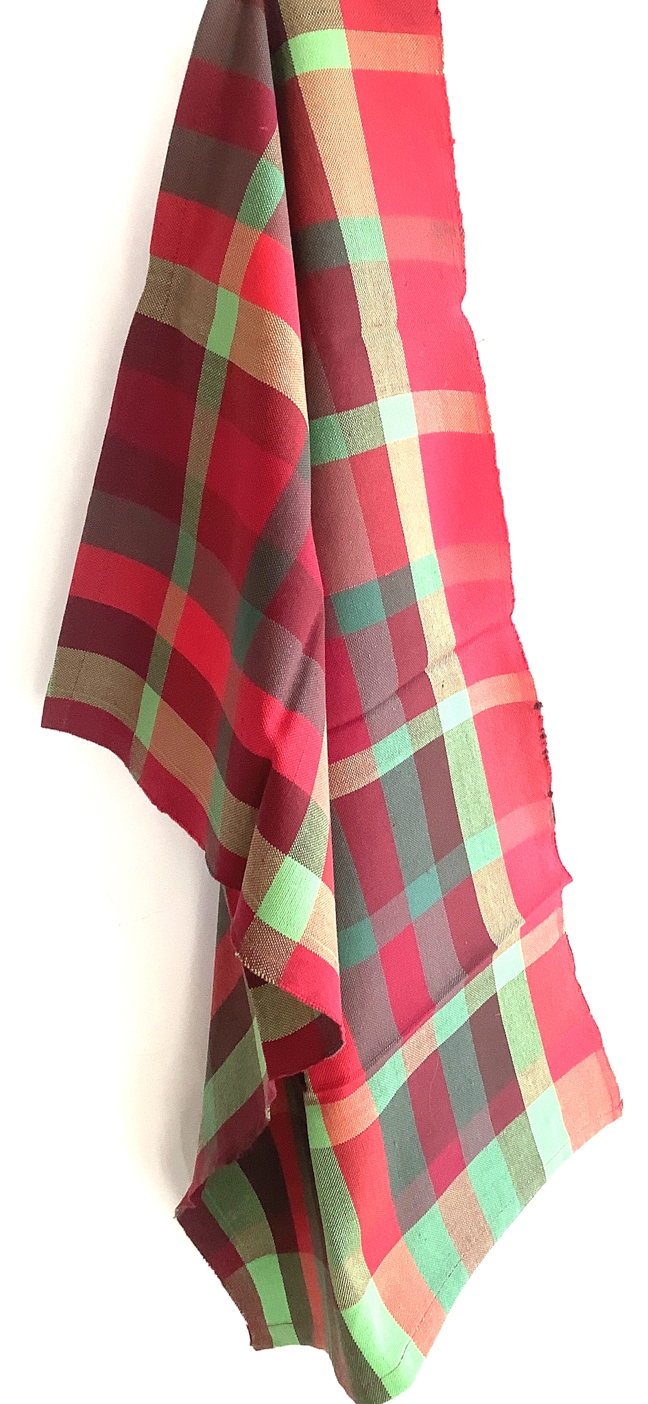 Aufgehängtes Geschirrtuch aus Baumwolle mit rot-grün kariertem Muster vor weißem Hintergrund