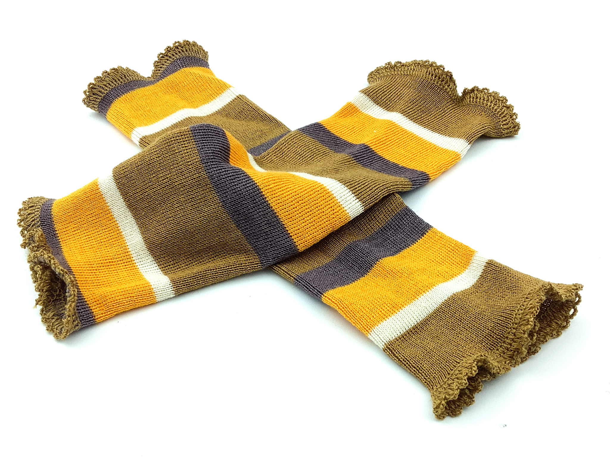 Bunte Strickstulpen mit Streifen in Gelb, Braun und Lila