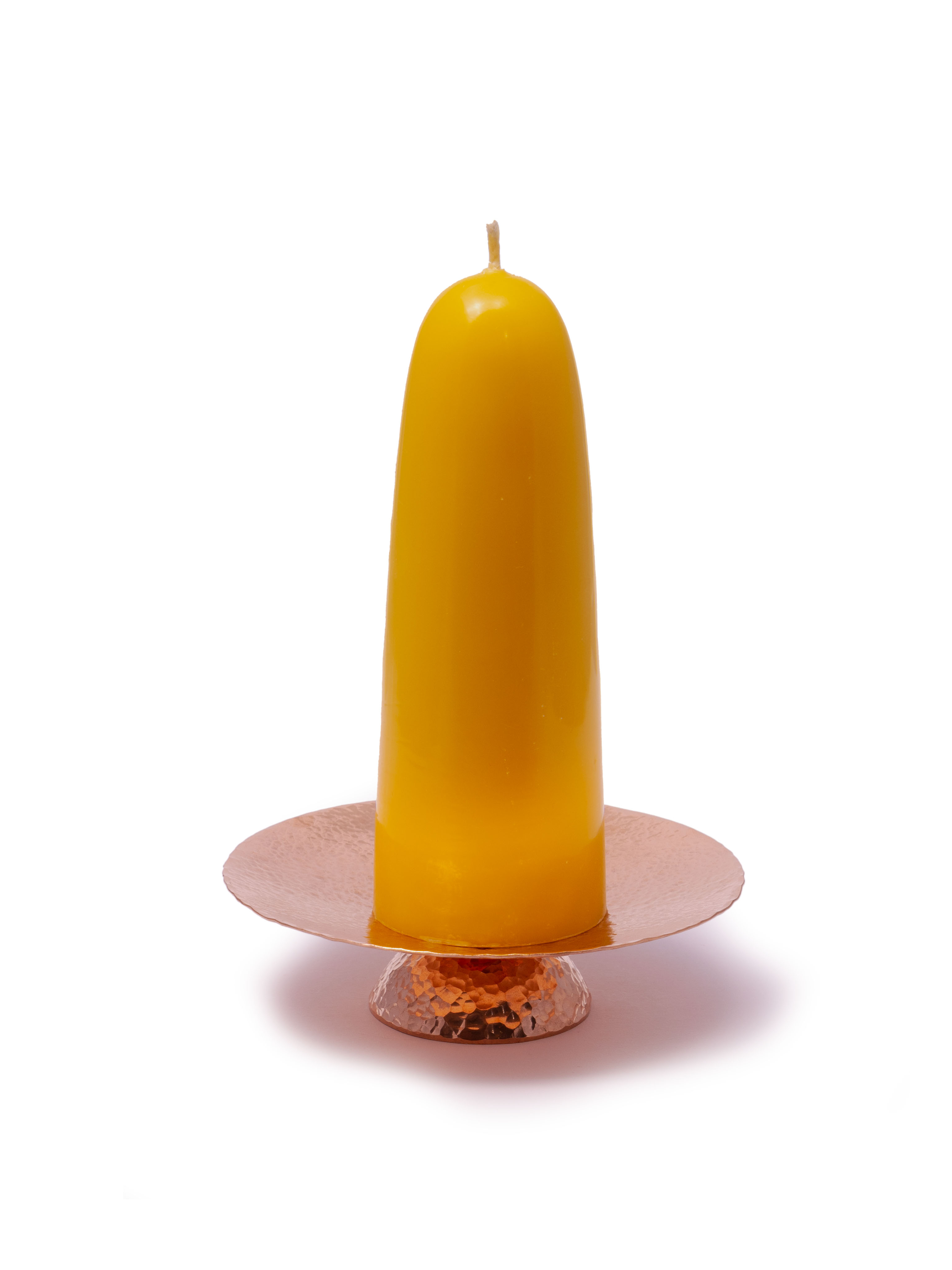 Gelbe Kerze mit Kupfer-Kerzenständer Gelbe Kerze auf einem kupferfarbenen Kerzenständer, isoliert vor weißem Hintergrund