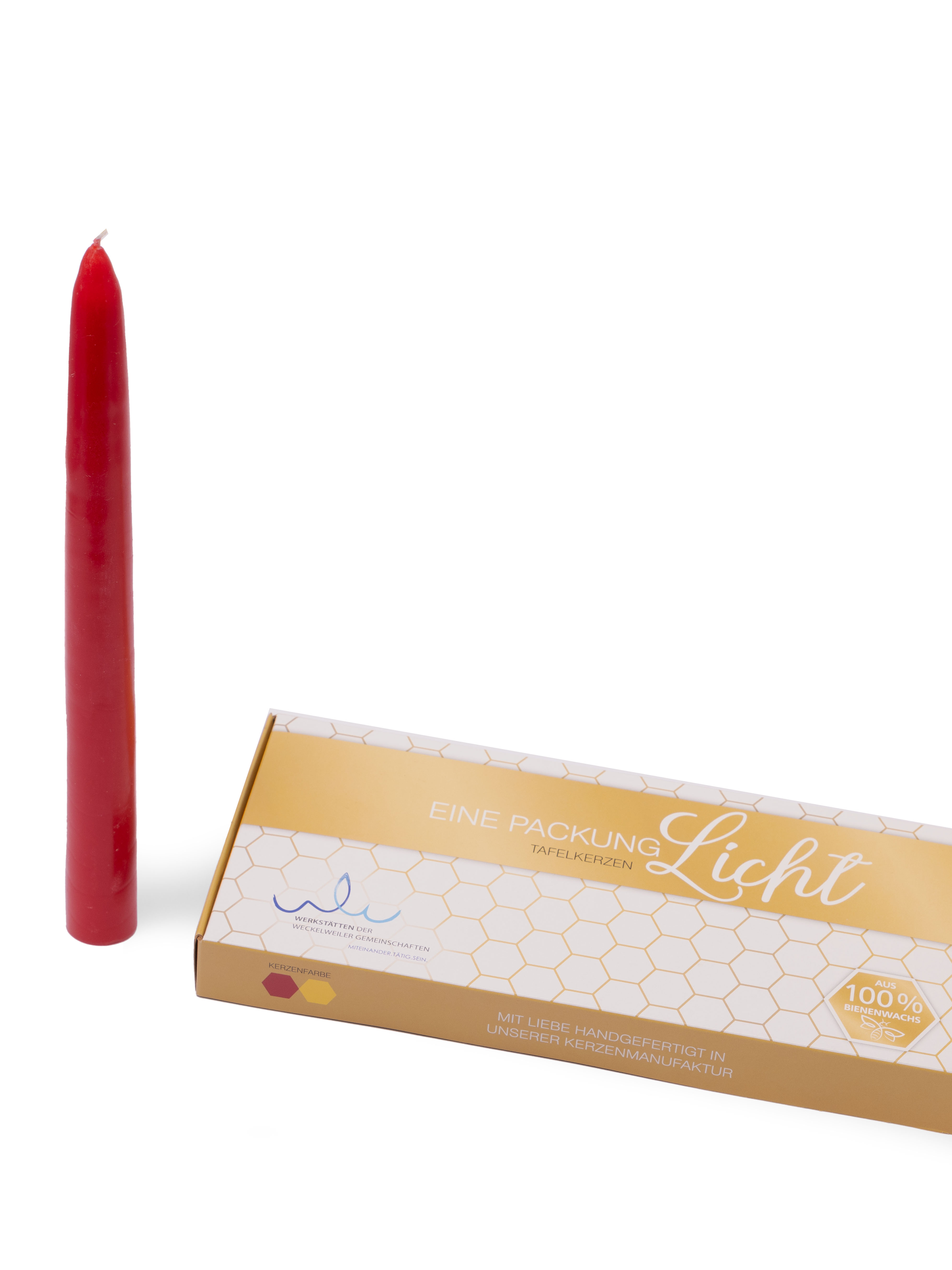 Handgemachte rote Bienenwachskerze mit Verpackung Rote Bienenwachskerze neben einer Verpackung mit der Aufschrift 'Eine Packung Licht', handgefertigt