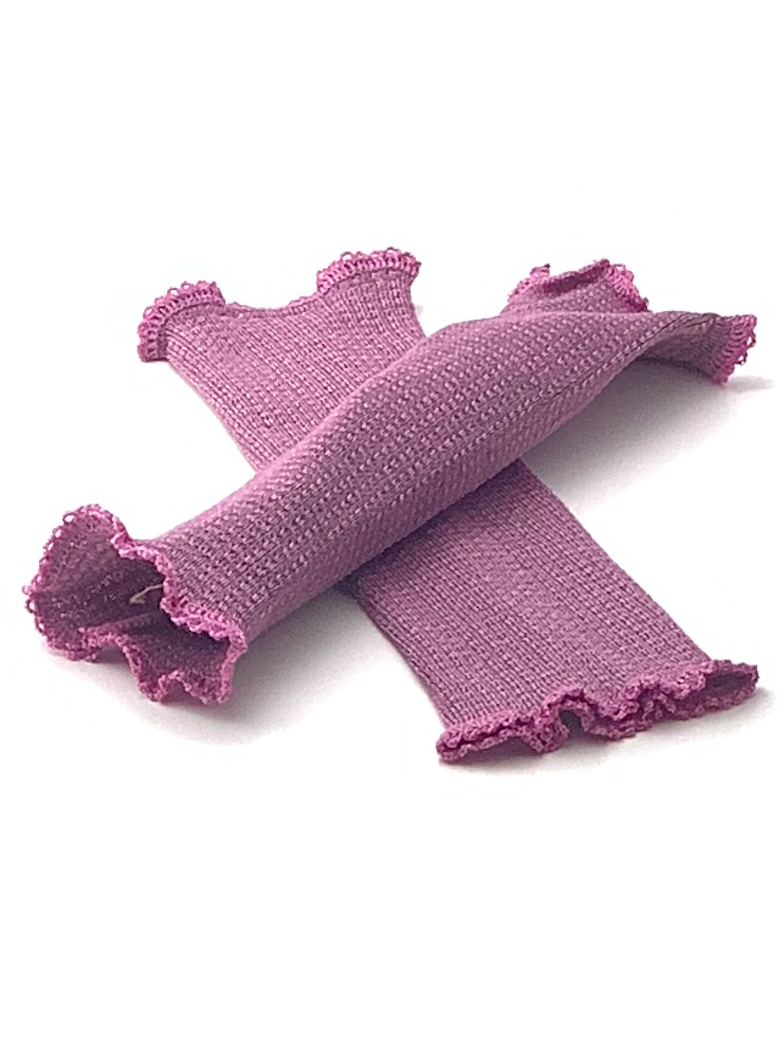 Lila gestrickte Pulswärmer mit Rüschen Ein Paar lilafarbene gestrickte Pulswärmer mit verspielten Rüschen an den Enden