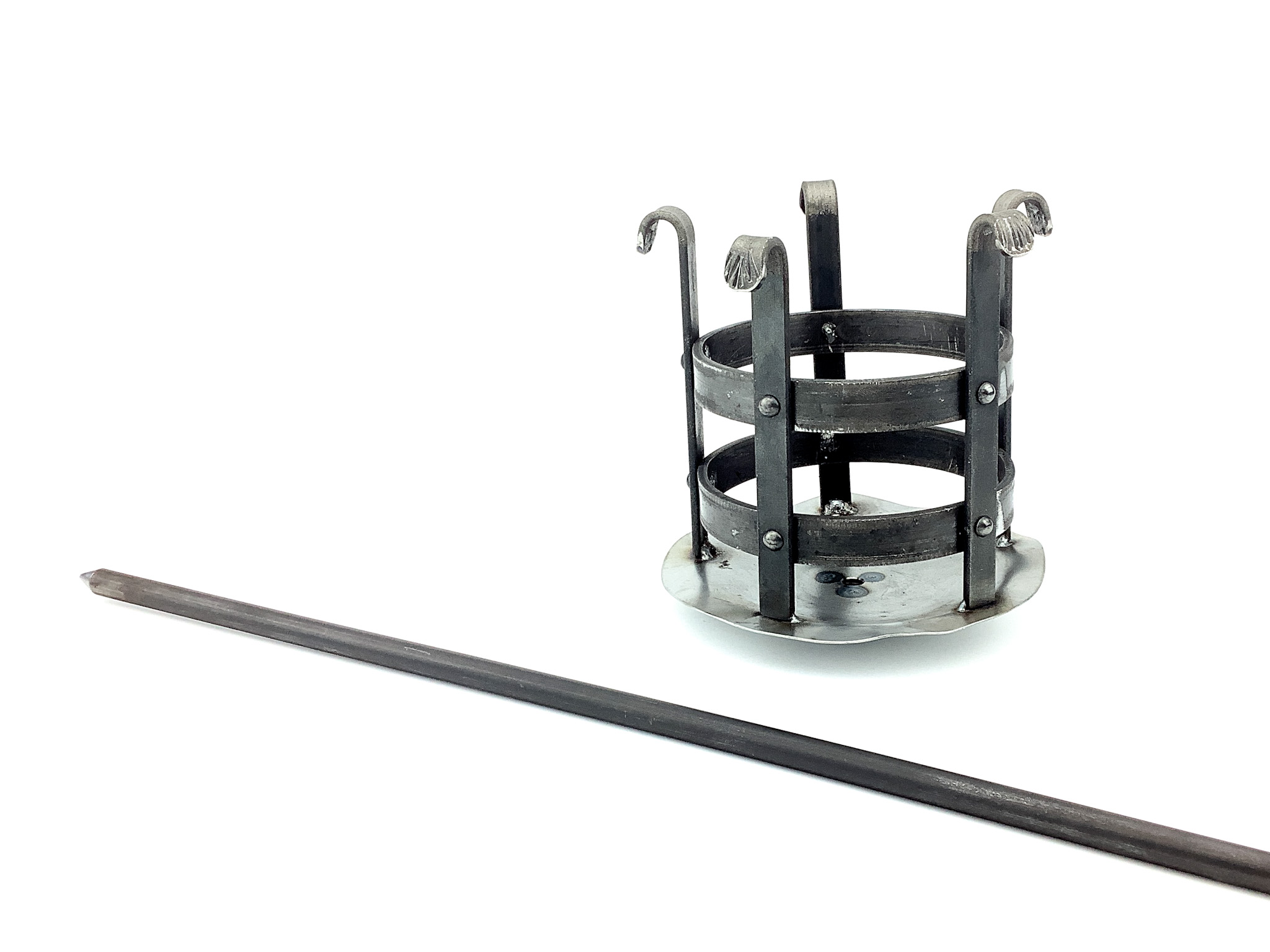 Metallener Feuerkorb mit Stab, ideal für den Außenbereich