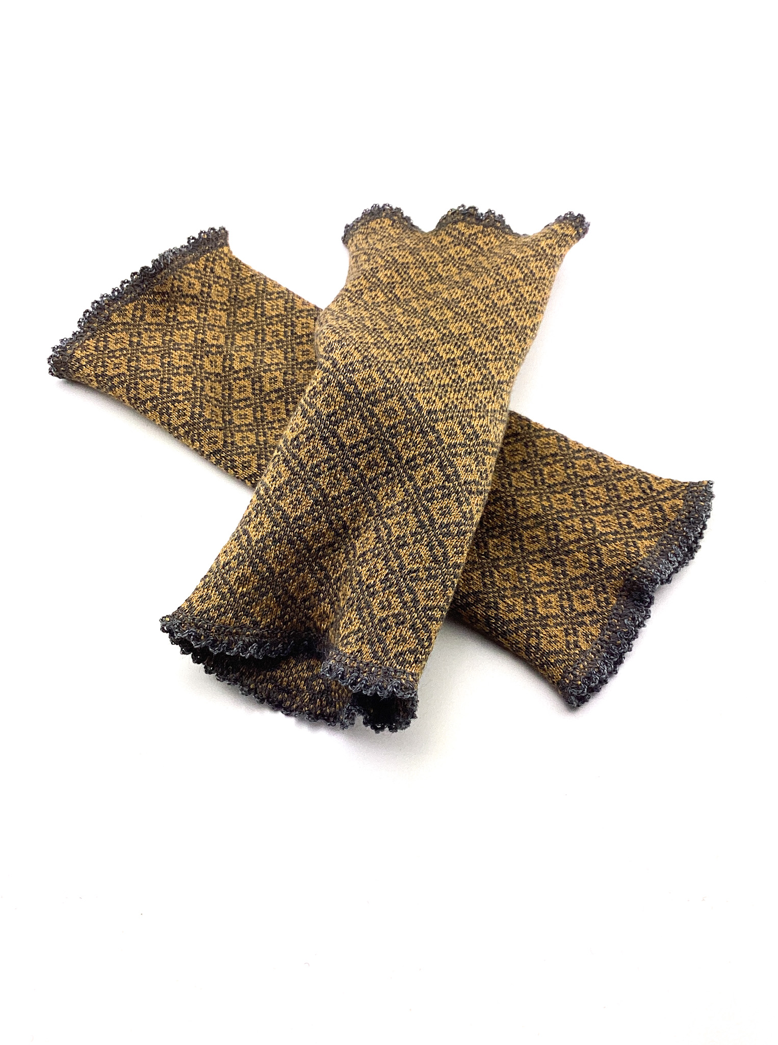 Wärmespeichernde Pulswärmer aus Wolle mit traditionellem Muster Braune Pulswärmer aus Wolle mit dunkelgrauem Rand und traditionellem Strickmuster